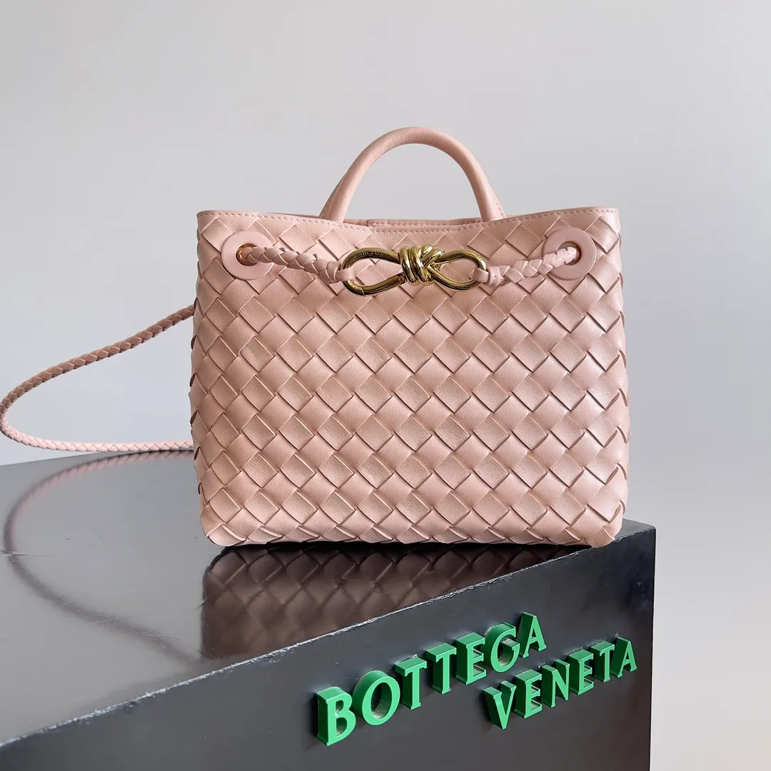 The 2023 new Andiamo batch of 1860 BV has been shipped‼ ️Really popular🔥The new Andiamo woven handbag launched by Bottega Veneta this season is really popular all over the world! ! Celebrities at home and abroad have worn it, and Oscar-winning actress Michelle Yeoh has taken it out on the street. Song Jia, Trai Yara, Yu Feihong, Sanji Ayaka, Rosie Hunting-Whiteley, Yoshioka Riho, etc. have all picked up this bag. It is classic and versatile, showing off its temperament, and the bag capacity is also large, which is very convenient for daily commuting! ! A variety of carrying methods, the shoulder straps can be adjusted by yourself, the original lambskin feels soft and delicate, and the unisex style breaks gender boundaries and brings a more practical and longer-lasting use experience. Andiamo, which has both elegant and casual styles, perfectly interprets the true appearance of "fashionable old money style". Style number: 743568 Size: 25*22*10.5cm